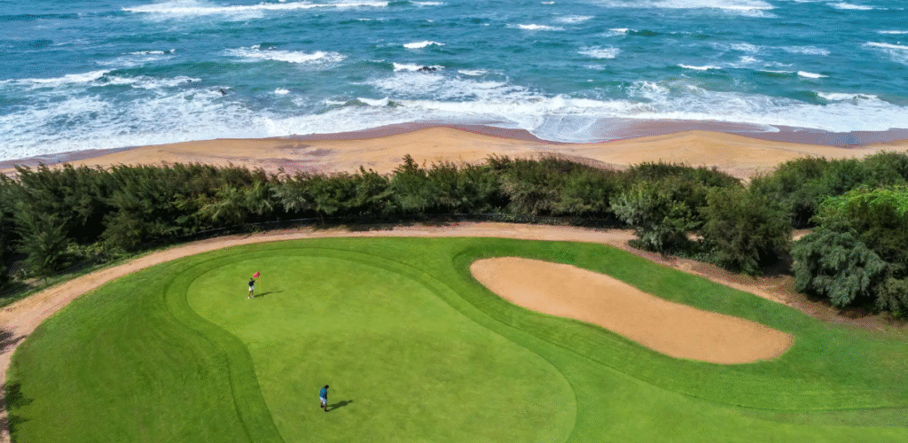 The dune-style landscape requires you to adapt your game to the elements.